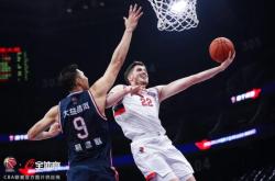 开云体育在线-创造历史！球员们决战赛场，向胜利进发