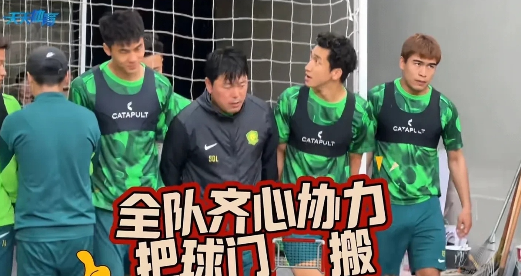 名宿带头攻破对方球门,带领球队胜出 名宿带头攻破对方球门,带领球队胜出