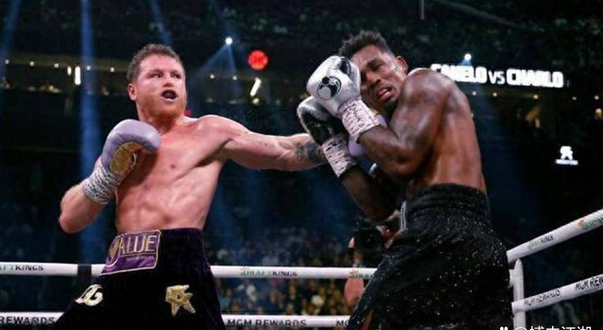 名宿带头攻破对方球门,带领球队胜出 名宿带头攻破对方球门,带领球队胜出