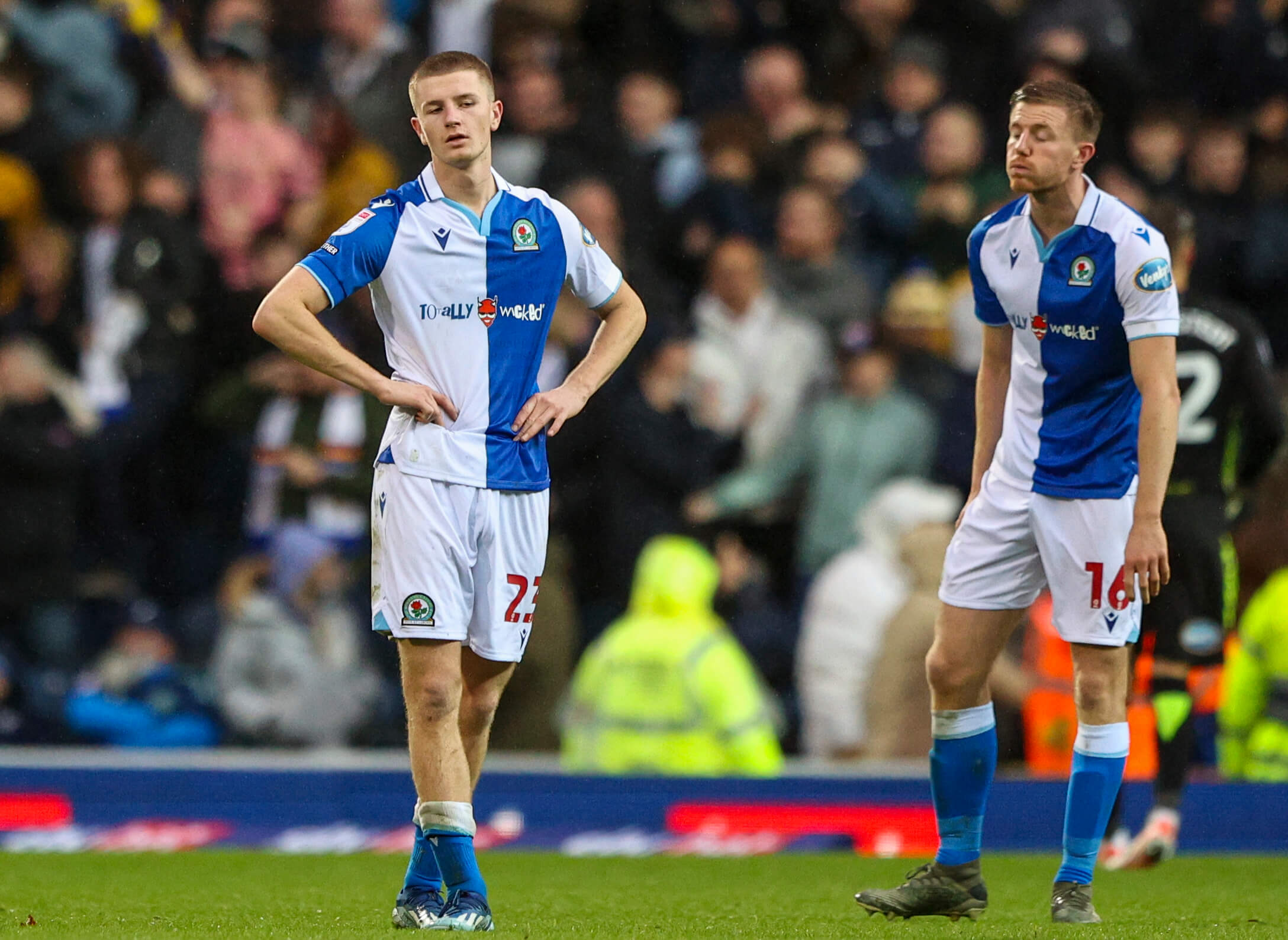 英格兰球队轻松击败对手，信心爆棚的简单介绍